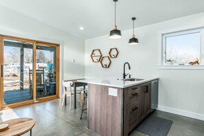 Fridge, microwave, oven, stovetop - Colorado Modern Cabin (Fort Collins)