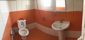 Shower, free toiletries, bathrobes, bidet - Villa Siesta (Ksamil)