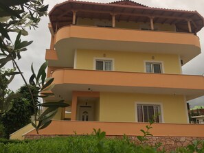 Premium bedding, desk, laptop workspace, iron/ironing board - Villa Siesta (Ksamil)