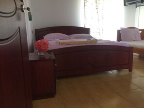 Premium bedding, desk, laptop workspace, iron/ironing board - Villa Siesta (Ksamil)