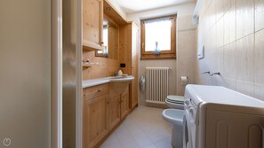 Douche, sèche-cheveux, bidet, serviettes fournies