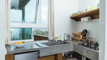 Refrigerador, parrilla de estufa y cafetera y tetera