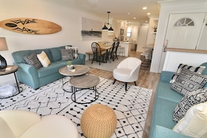 Smart TV, fireplace - DIRECTLY ON THE BEACH  Amazing Views  Full  Remodel Unit 5 Gulfside Townhomes (Gulf Shores)