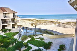 Ein Strandhotel mit Pool, Außenbereich und Meerblick.