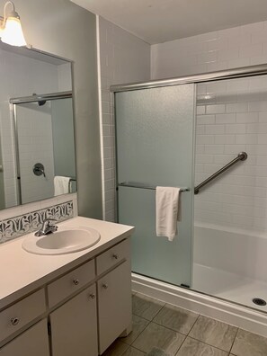 Ensemble baignoire-douche, séchoir à cheveux, serviettes fournies, savon