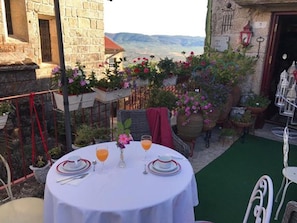 Outdoor dining - Casa de David - Apartment in Monsanto (Monsanto, Idanha-a-Nova)