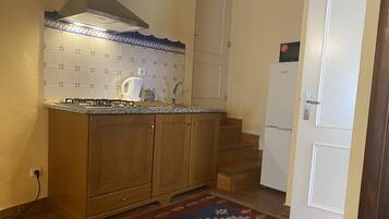 Réfrigérateur, micro-ondes, cafetiÚre/bouilloire, bouilloire électrique