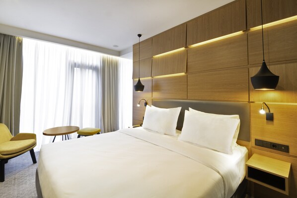 ตู้นิรภัยในห้องพัก, โต๊ะทำงาน, พื้นที่ทำงานแบบใช้แล็ปท็อป, ผ้าม่านกันแสง