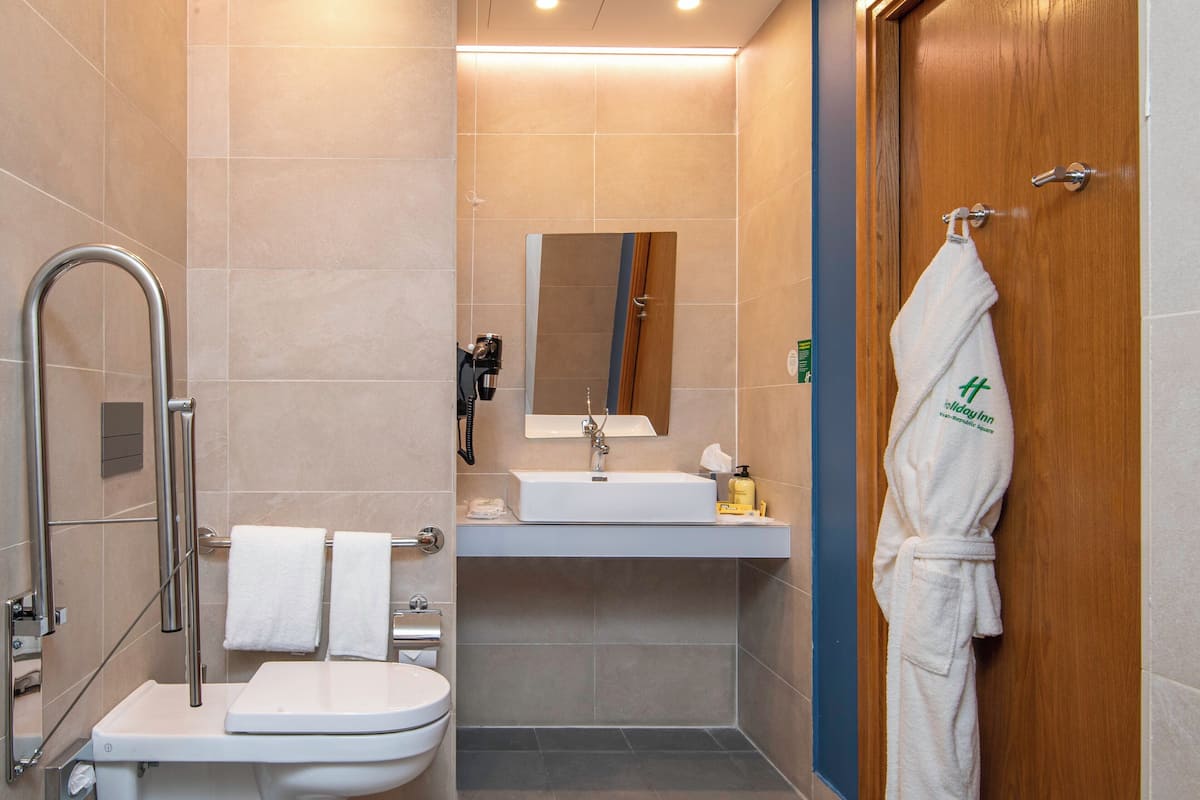 Standard Room, 1 Queen Bed, Accessible | Room amenity