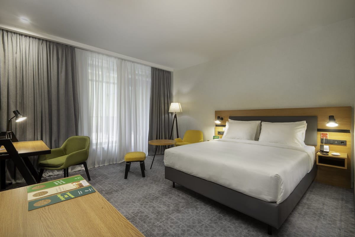 Standaard kamer, 1 queensize bed, toegankelijk voor mindervaliden | 1 slaapkamer, een kluis op de kamer, een bureau, een laptopwerkplek
