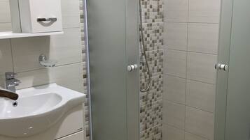 Deluxe Apartment | Bathroom | Shower, towels, soap, toilet paper