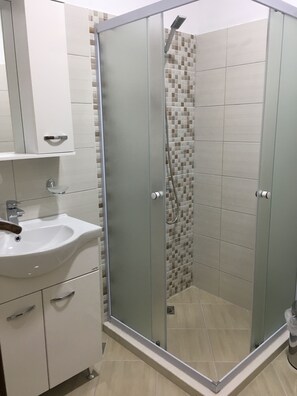 Apartament Deluxe | Bany | Dutxa, tovalloles, sabó i paper higiènic 