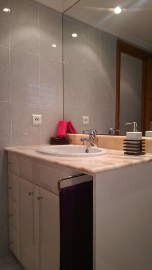 Banheira, secador de cabelo, bidê, toalhas de banho