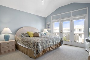 4 bedrooms, Internet - 4 bedrooms, 3.5 bathrooms.  Private walkway to beach at the end of the street. (Brunswick)