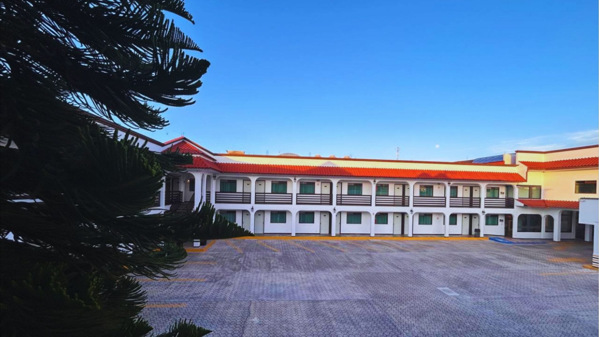 Vista frontal de la propiedad