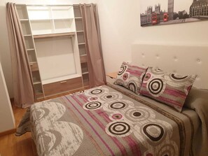 3 quartos, ferros/tábuas de passar roupa, roupa de cama
