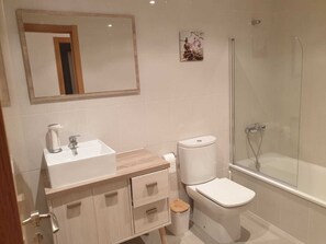 Badewanne, Haartrockner, Bidet, Handtücher