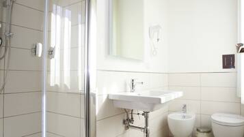 Habitación Confort con 1 cama doble o 2 individuales | Baño | Ducha, artículos de higiene personal gratuitos, secador de pelo y bidé