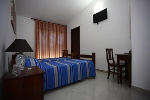 Een minibar, een bureau, gratis wifi, beddengoed