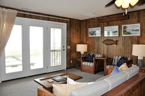 TV, DVD player - 4 bedrooms, 2.5 bathrooms. Oceanfront with a covered oceanside porch with rockers. (Brunswick)