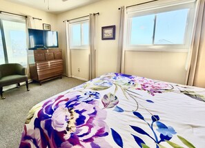 4 bedrooms, iron/ironing board - Pier View: Cozy Second Row Beach Cottage with Sunroom, Great Views and Easy Beach Access (Brunswick)