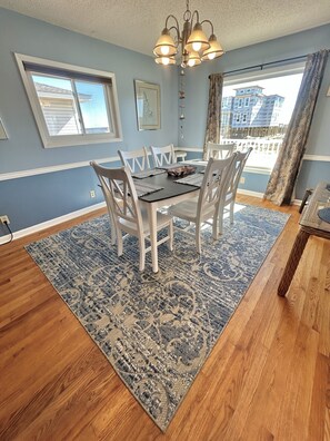 Interior - Pier View: Cozy Second Row Beach Cottage with Sunroom, Great Views and Easy Beach Access (Brunswick)