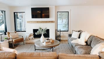 Smart TV, fireplace, Netflix, ping pong