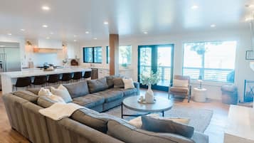 Smart TV, fireplace, Netflix, ping pong