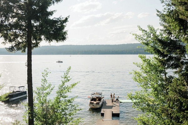 Ranta lähistöllä, aurinkotuoleja