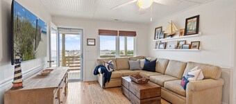 Newly Renovated, 4 bed 2 bath, Pet Friendly Oceanfront w/ a Pool!