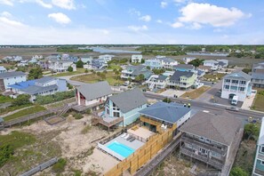 Exterior - Newly Renovated, 4 bed 2 bath, Pet Friendly Oceanfront w/ a Pool! (Brunswick)