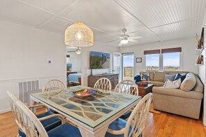 Interior - Newly Renovated, 4 bed 2 bath, Pet Friendly Oceanfront w/ a Pool! (Brunswick)