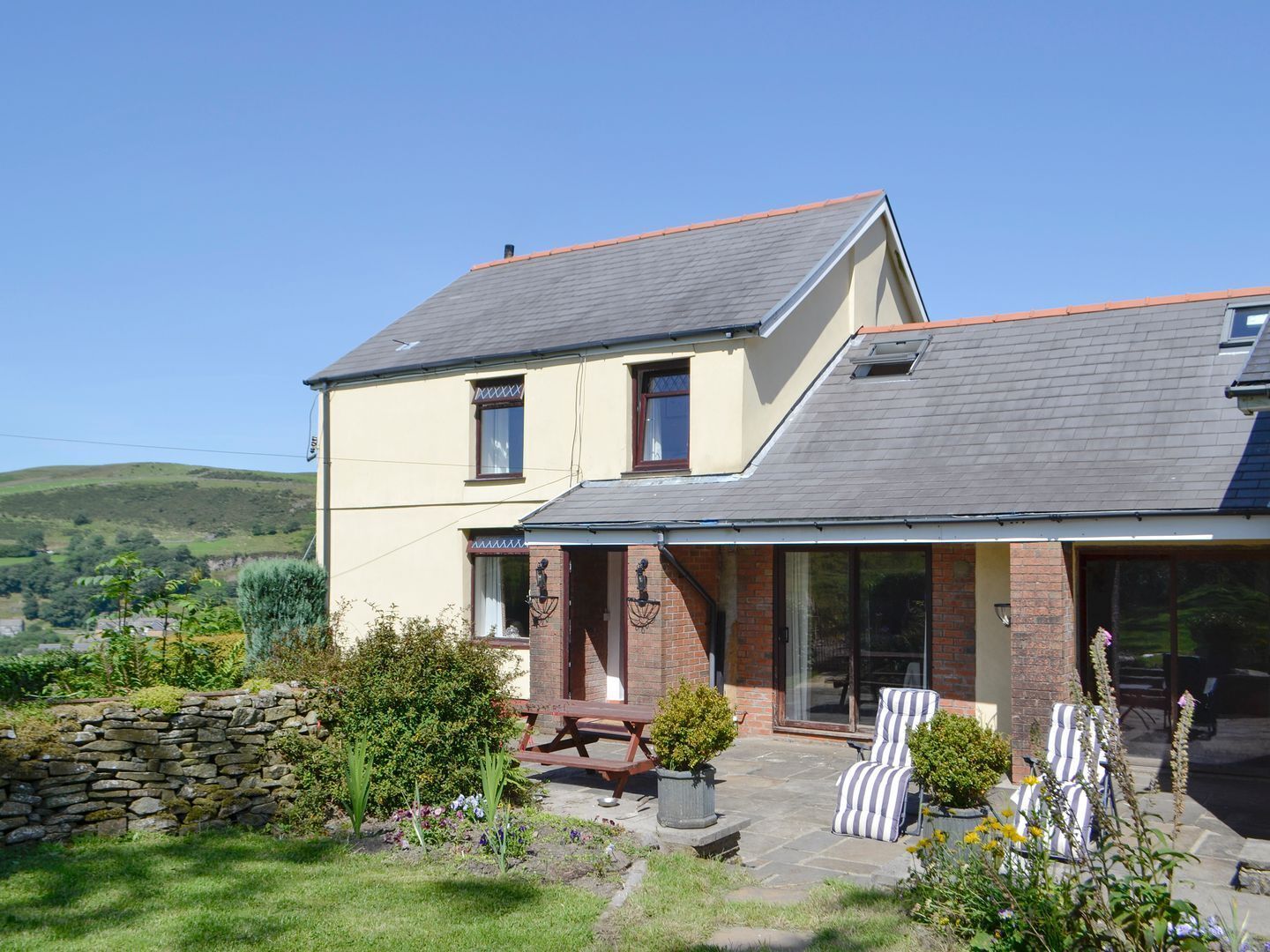 Fabulous property for couples and families alike to enjoy the open countryside.