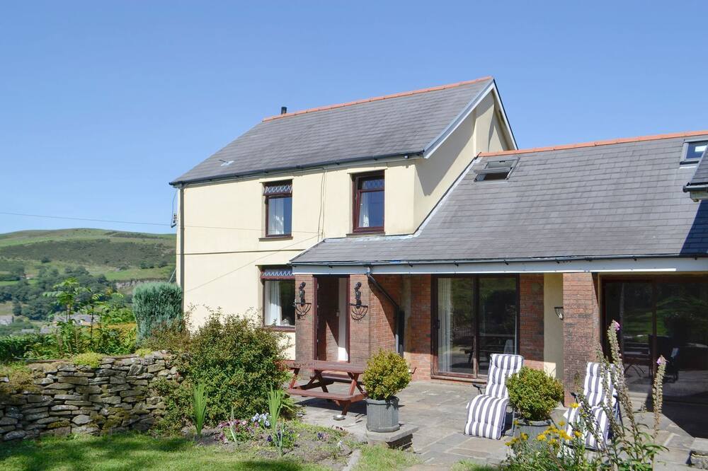 Fabulous property for couples and families alike to enjoy the open countryside.