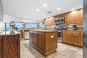 Fridge, microwave, oven, stovetop - Sandpiper Condominiums 901, Panoramic Gulf Views w/ direct access to Mustang Island/Port A beaches. (Port Aransas)