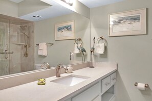 Ensemble baignoire-douche, serviettes fournies