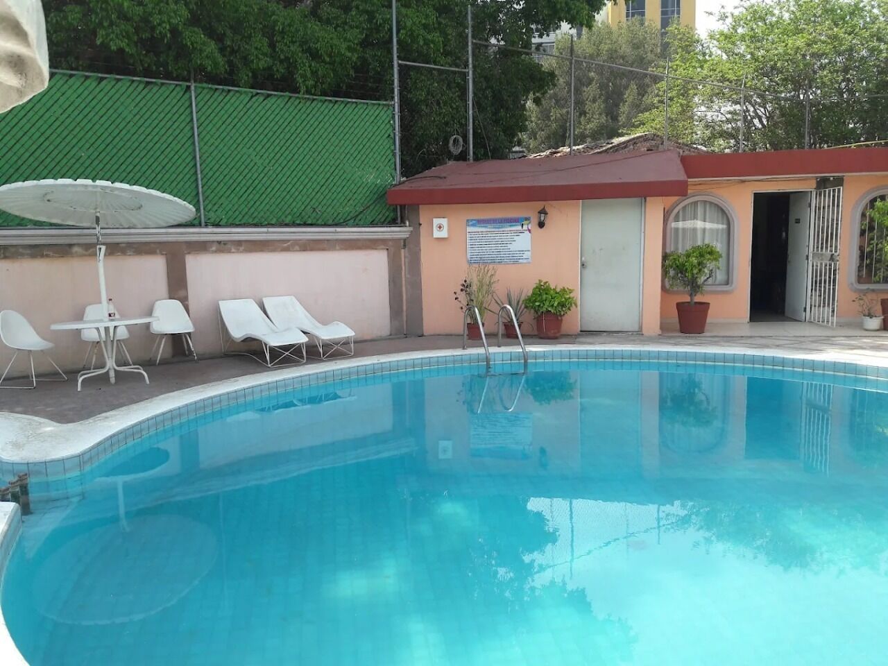 outdoor pool, open 9:00 am to 9:00 pm, pool loungers