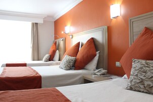 Escritorio y espacio para trabajar con laptop 