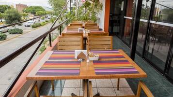 Petit déjeuner, déjeuner et dßner servis sur place