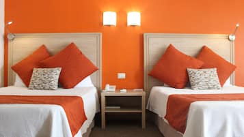Habitación estándar, 2 camas matrimoniales | Escritorio y espacio para trabajar con laptop