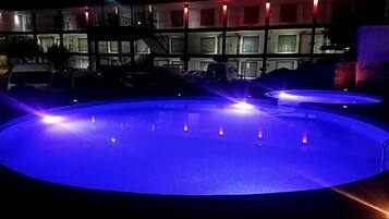 Kolam renang terbuka, kerusi lepak pantai