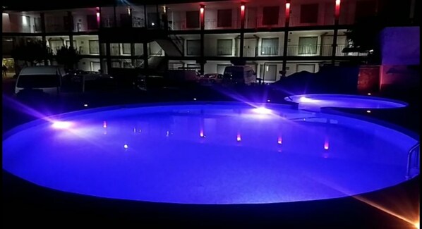 室外游泳池，8:00 至 22:00 开放，日光浴躺椅