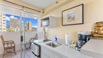 Jääkaappi, mikroaaltouuni, kahvin-/teenkeitin, vedenkeitin