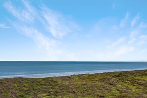 På stranden
