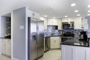 Geladeira, micro-ondas, fogão, cooktop