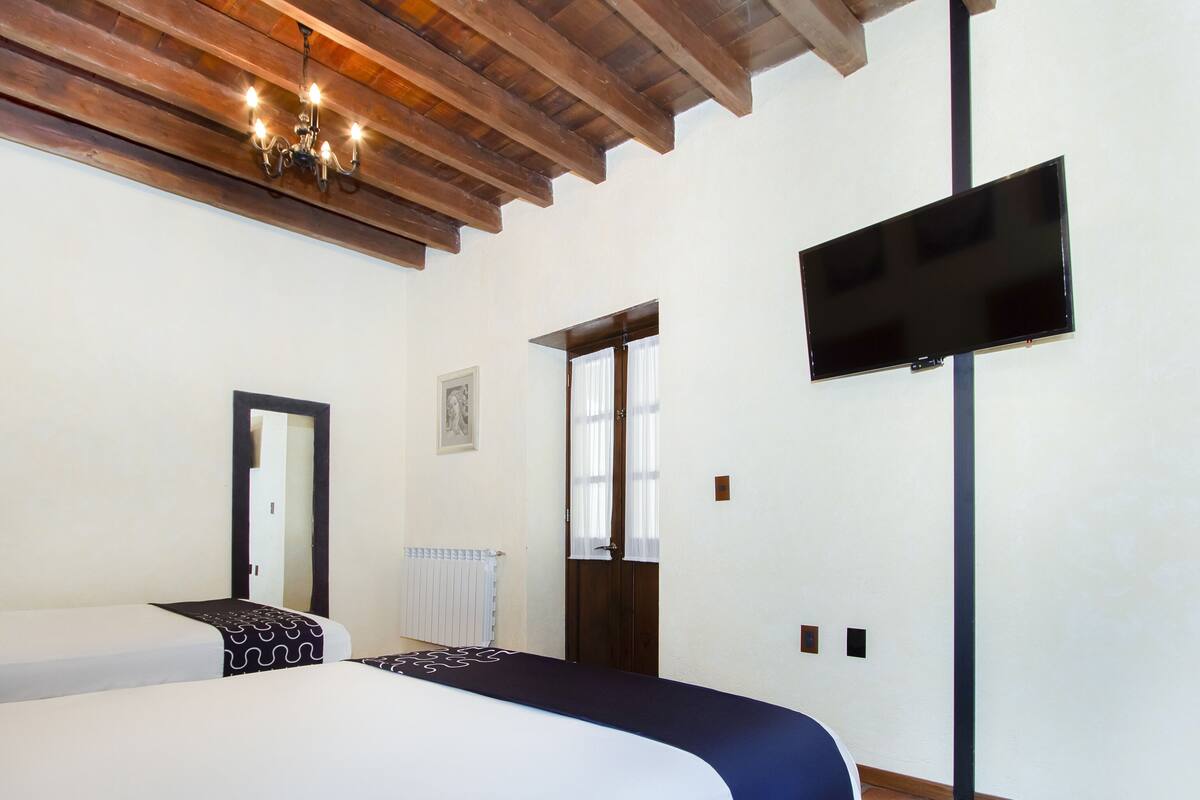Habitación estándar, 2 camas de matrimonio | Escritorio, wifi gratis, ropa de cama