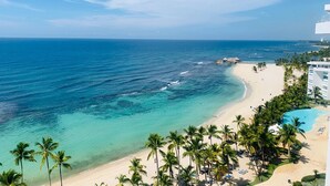 On the beach, sun-loungers, beach towels - Luxury penthouse Porto bello Bellísima  (Santo Domingo)