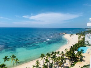 Plage, chaises longues, serviettes de plage