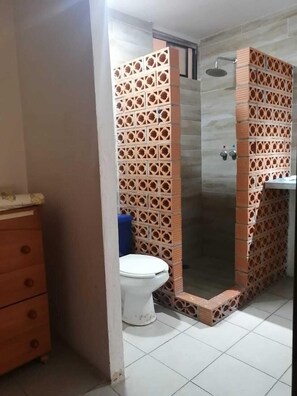 Standard Quadruple Room | Bathroom