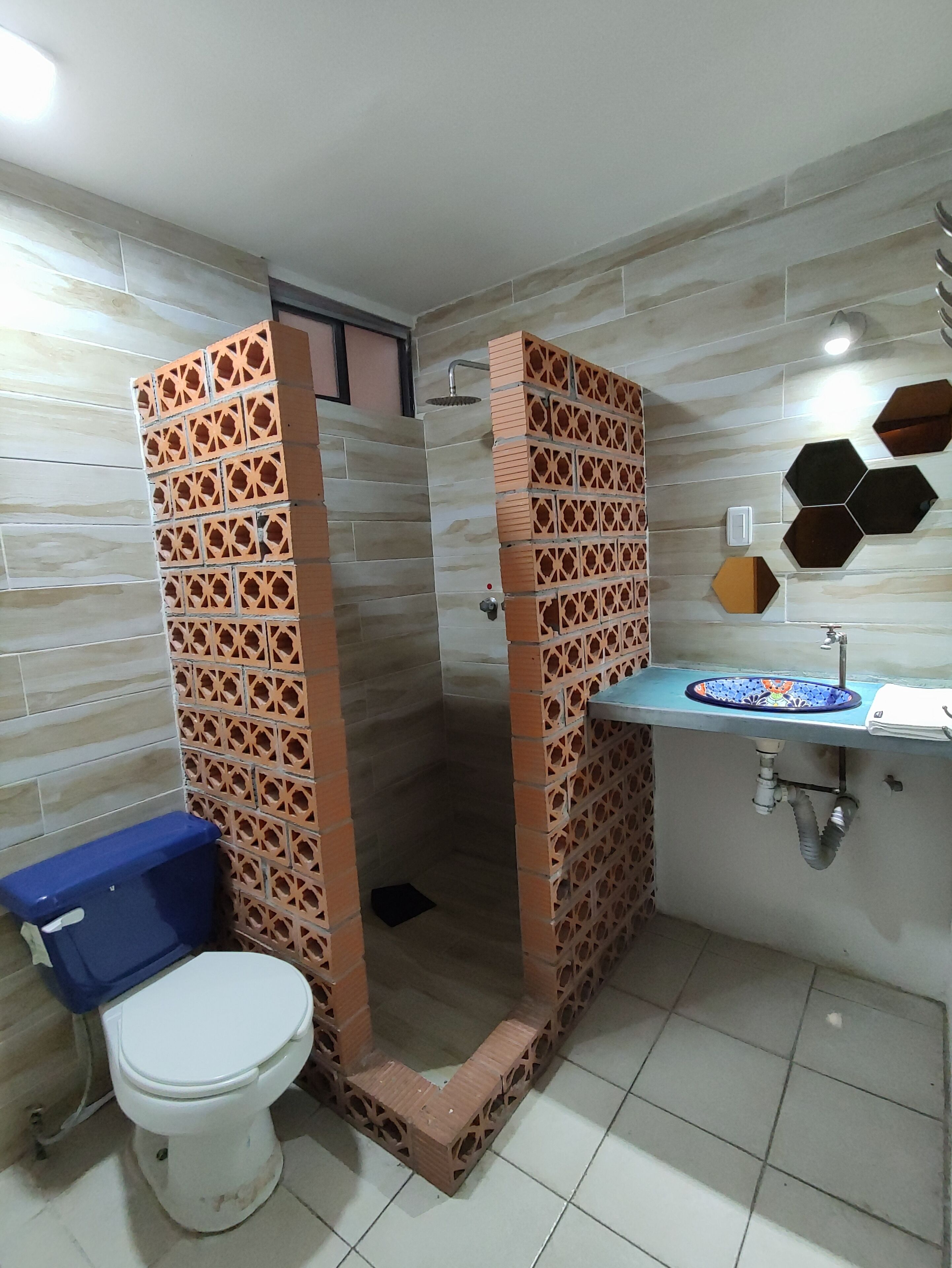 Habitación cuádruple estándar | Baño | Regadera, bidet, toallas 
